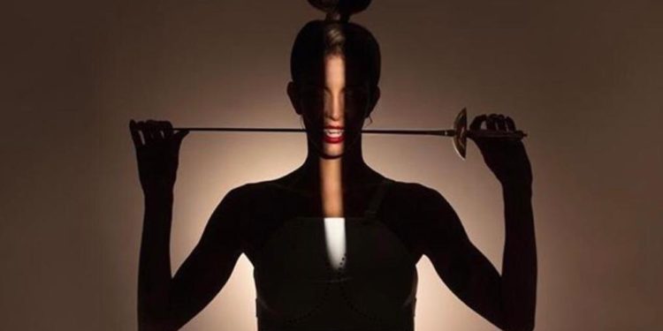 Campeã mundial de esgrima otimiza treino com uso de eletroestimulação muscular