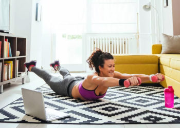 Personal das estrelas dá dicas de treino em casa para as mulheres
