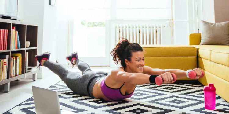 Personal das estrelas dá dicas de treino em casa para as mulheres