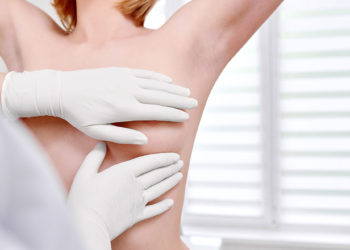 Autoexame da mama não substitui ida ao médico periodicamente