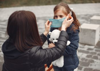 Alerta para o uso de máscaras e protetores faciais em crianças