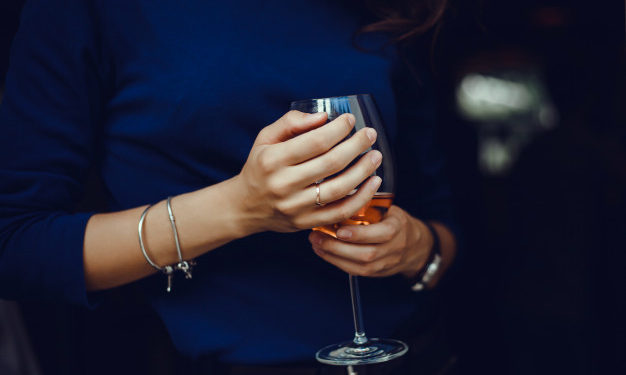 Brasileiro está fumando menos e as mulheres bebendo mais