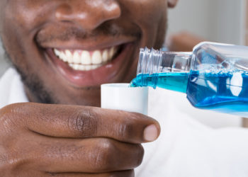 Creme dental e enxaguante bucal podem neutralizar em até 99,9% o SARS-CoV-2