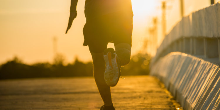 Hospitalização por COVID-19 entre pessoas fisicamente ativas é 34% menor, diz estudo