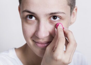 Olheiras são comuns entre brasileiros de 23 anos