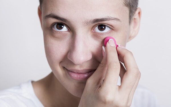 Olheiras são comuns entre brasileiros de 23 anos