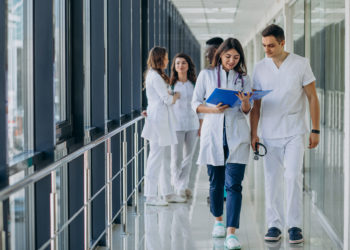 Capitais e grande centros concentram a maioria dos médicos brasileiros