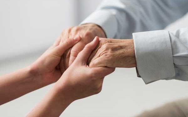 Curso online aborda o cuidado ao idoso em tempos de pandemia