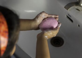 Covid-19: adultos são fonte de infecção mais comum que crianças