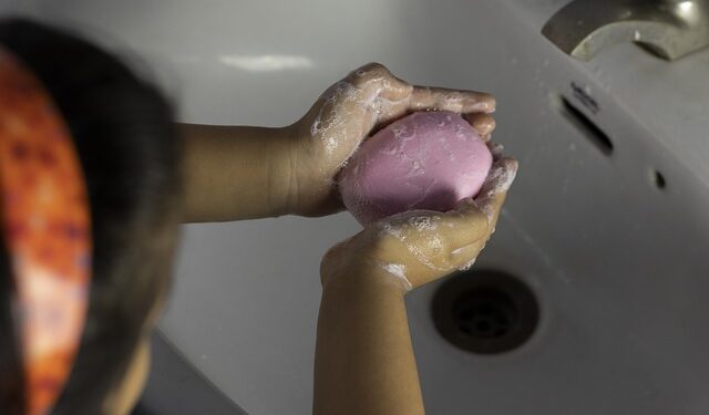 Covid-19: adultos são fonte de infecção mais comum que crianças