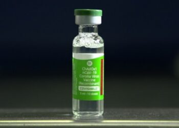 Fiocruz recebe nova remessa para produção de vacina neste sábado (12)