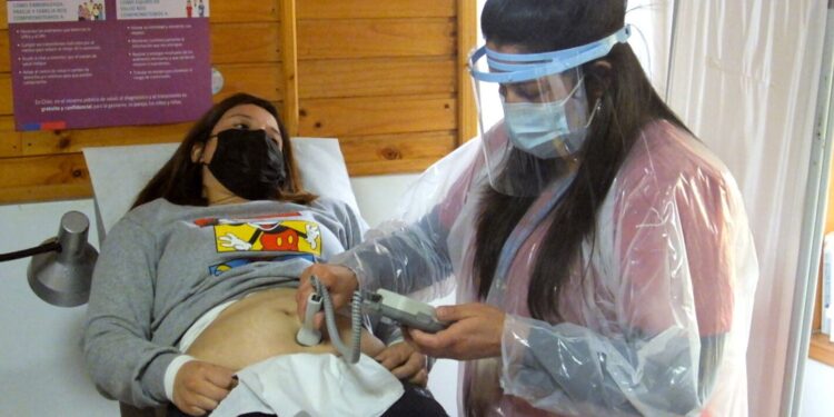 OPAS pede que países priorizem mulheres grávidas e lactantes na vacinação contra Covid-19