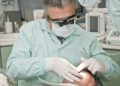 Implantes dentários: benefícios e riscos