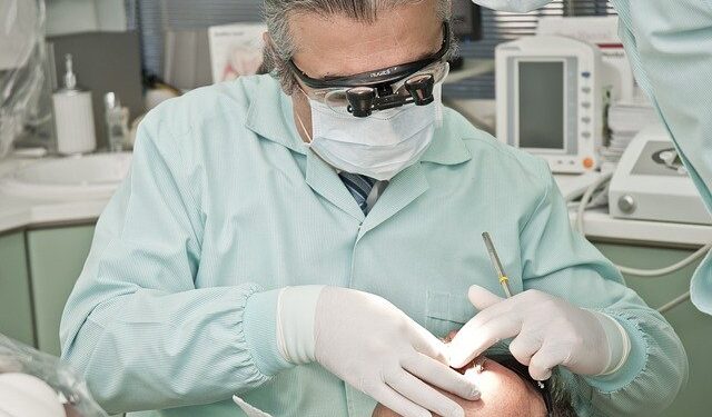 Implantes dentários: benefícios e riscos