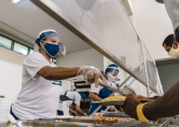 Restaurante Popular no clima da Semana Santa