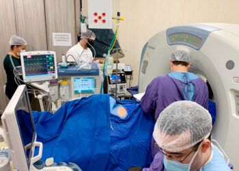 HC realiza procedimento inédito para remover tumor