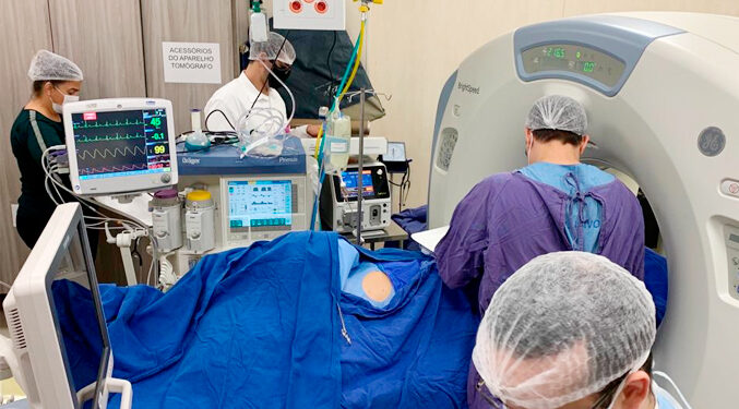 HC realiza procedimento inédito para remover tumor
