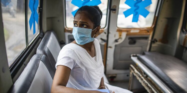 Mulheres são maioria na saúde e ganham menos