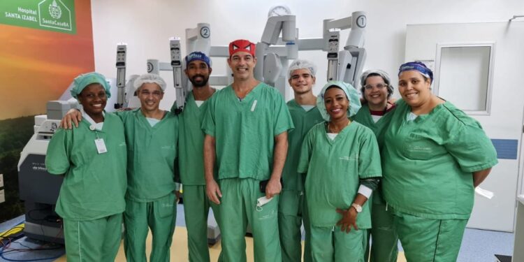 Bebê é submetido a uma cirurgia robótica