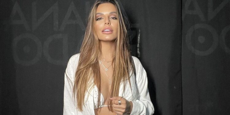 Técnica de mega hair usada por  influencer