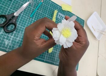 Fazer flores de papel para foco e concentração