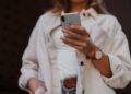 Uso do celular, rugas no pescoço e ‘papada’