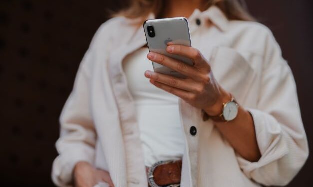 Uso do celular, rugas no pescoço e ‘papada’