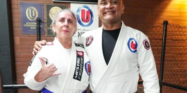 Mulher de 65 anos conquista faixa azul no Jiu-Jítsu