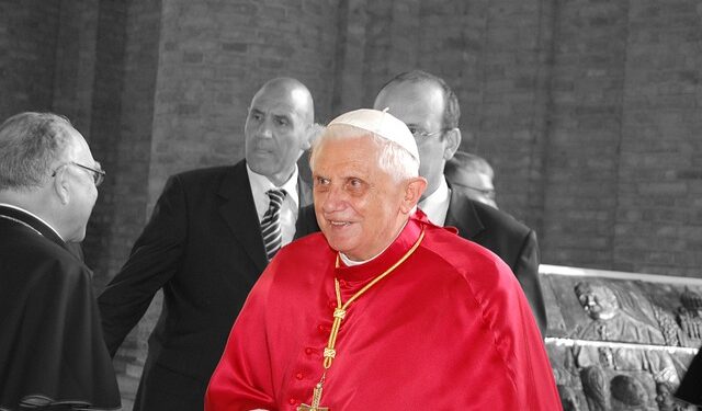 Insônia contribuiu para renúncia de Bento XVI