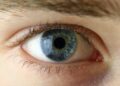 Coçar os olhos pode afetar a visão?