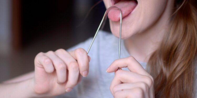 Raspar a língua para manter a saúde