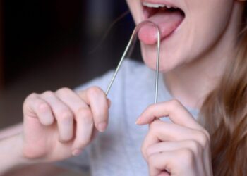 Raspar a língua para manter a saúde