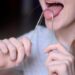 Raspar a língua para manter a saúde