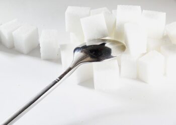 Substituir açúcar por adoçante não emagrece