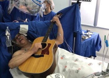 Paciente toca violão durante cirurgia