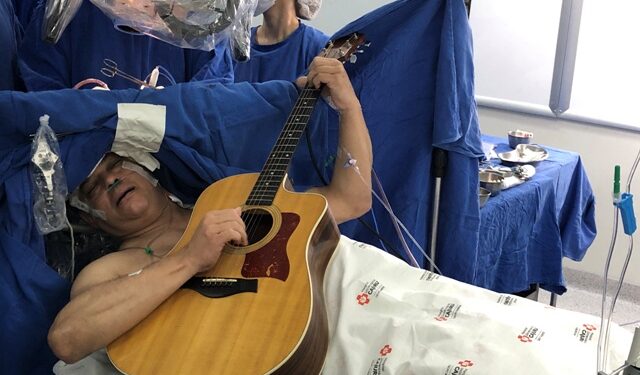 Paciente toca violão durante cirurgia