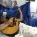 Paciente toca violão durante cirurgia