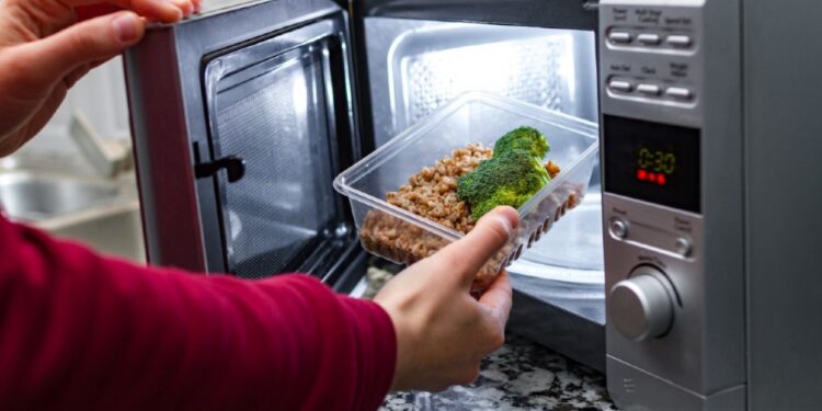 Aquecimento de alimentos exige cuidados