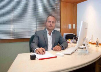 Especialista desmistifica mito sobre cirurgia de coluna