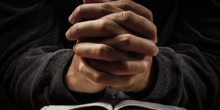 Como a fé pode auxiliar nos momentos difíceis?