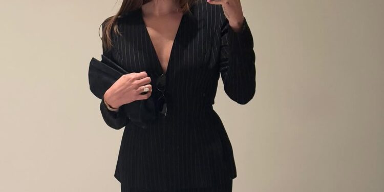 Moda clássica volta à tendência em 2025: alfaiataria e pedras coloridas