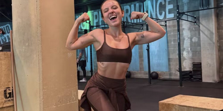 Larissa Manoela exibe músculos definidos e celebra foco nos treinos