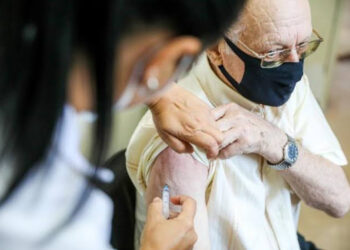 Rio inicia vacinação de idosos contra nova variante da covid-19