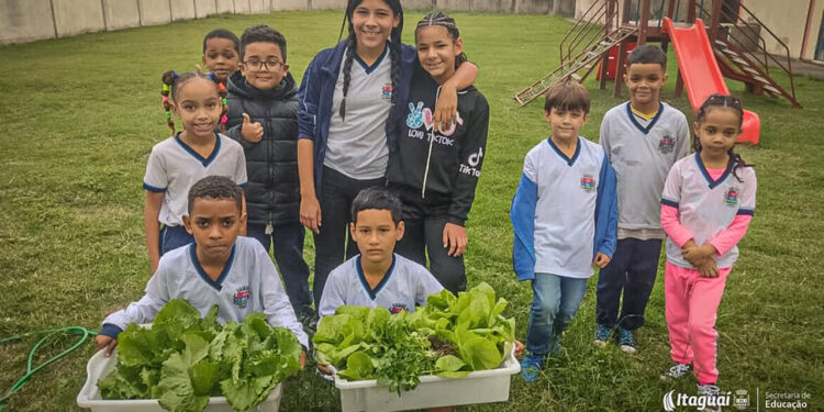 Escola Municipal de Itaguaí cria horta, e alunos merendam alimentos plantados por eles mesmos