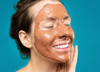 Argila vermelha com ouro vira aposta de skincare no Brasil